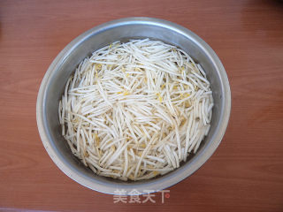 豆芽菜炒胡萝卜的做法步骤：1
