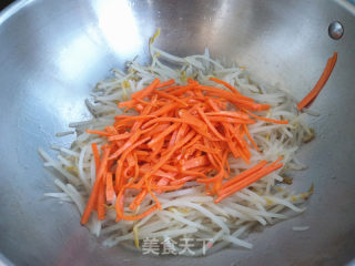 豆芽菜炒胡萝卜的做法步骤：5