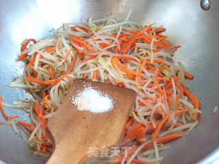 豆芽菜炒胡萝卜的做法步骤：7
