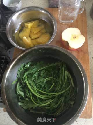 苹果菠萝茼蒿汁的做法步骤：1