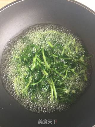 苹果菠萝茼蒿汁的做法步骤：2