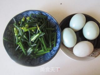 韭菜花炒咸蛋白的做法步骤：1