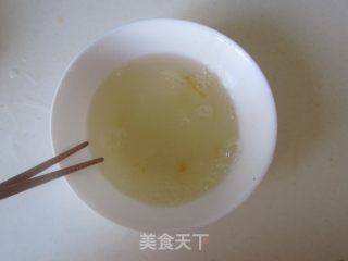 韭菜花炒咸蛋白的做法步骤：2