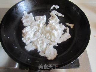 韭菜花炒咸蛋白的做法步骤：4