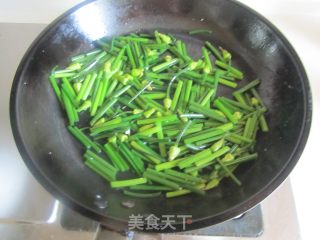 韭菜花炒咸蛋白的做法步骤：5