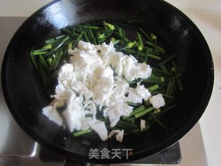 韭菜花炒咸蛋白的做法步骤：6