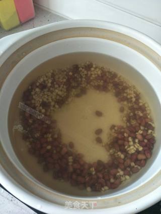 红豆薏米粥的做法步骤：2