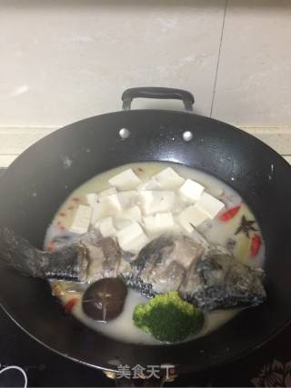 鲫鱼豆腐菌汤的做法步骤：2