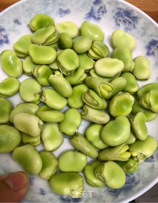 咸肉蚕豆的做法步骤：1