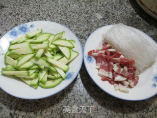 咸肉西葫芦煮粉丝的做法步骤：1
