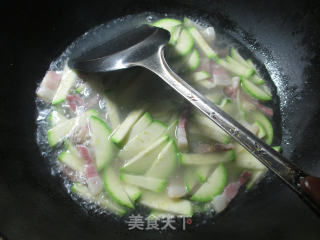 咸肉西葫芦煮粉丝的做法步骤：4