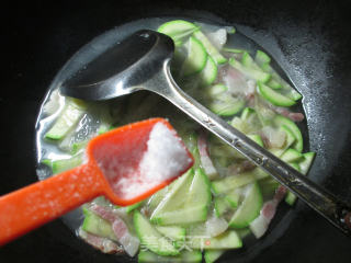 咸肉西葫芦煮粉丝的做法步骤：5