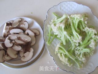 香菇炒花菜的做法步骤：1