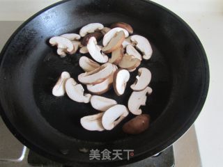香菇炒花菜的做法步骤：4