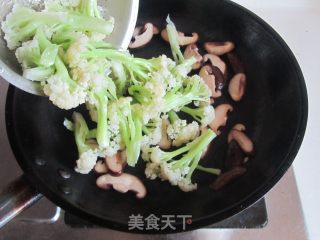 香菇炒花菜的做法步骤：5