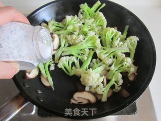 香菇炒花菜的做法步骤：6