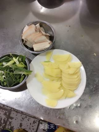 土豆回锅肉的做法步骤：1