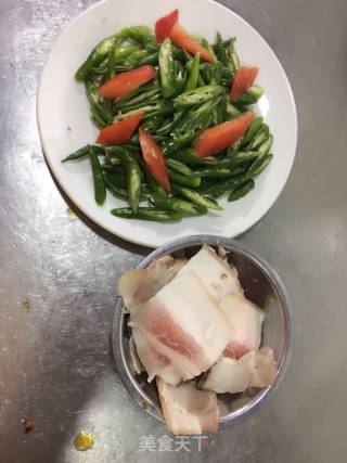 尖椒回锅肉的做法步骤：1