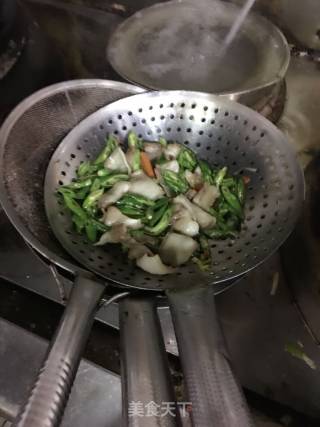尖椒回锅肉的做法步骤：3