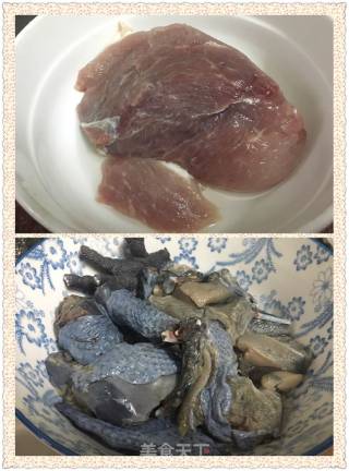鹿尾巴肉松茸炖乌鸡的做法步骤：1