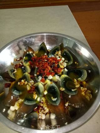 剁椒拌皮蛋的做法步骤：1