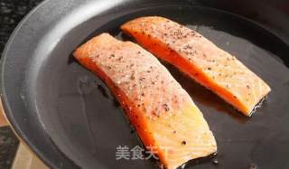 特级初榨橄榄油香煎三文鱼的做法步骤：2