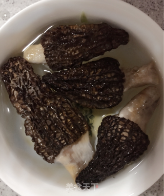 羊肚菌水鸭炖花胶的做法步骤：2
