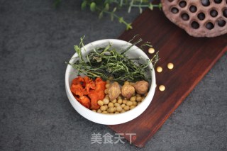喝鱼汤喽 | 西洋菜干鲫鱼汤的做法步骤：1