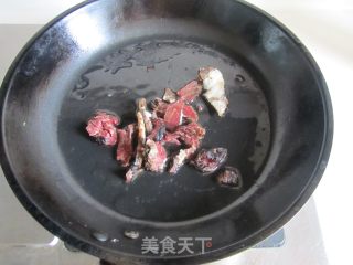 腊肉炒水芹菜的做法步骤：2