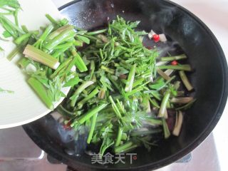 腊肉炒水芹菜的做法步骤：5