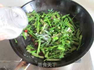 腊肉炒水芹菜的做法步骤：6