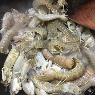 油爆皮皮虾的做法步骤：4