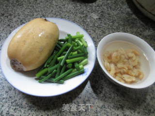 蒜薹开洋炒莲藕的做法步骤：1