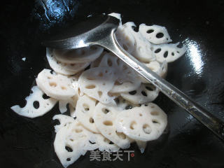 蒜薹开洋炒莲藕的做法步骤：3