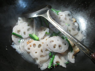 蒜薹开洋炒莲藕的做法步骤：4