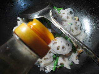 蒜薹开洋炒莲藕的做法步骤：5