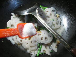 蒜薹开洋炒莲藕的做法步骤：6