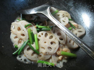 蒜薹开洋炒莲藕的做法步骤：7