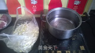 火腿炒豆芽的做法步骤：1