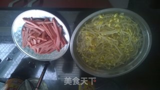 火腿炒豆芽的做法步骤：2