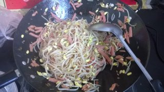 火腿炒豆芽的做法步骤：3
