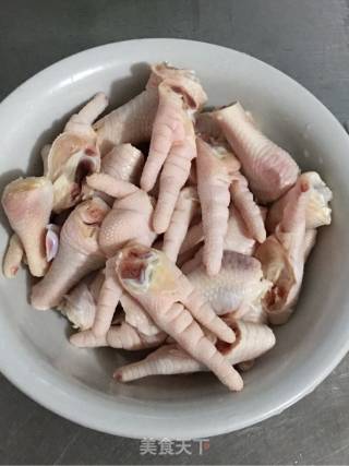 红烧鸡爪的做法步骤：1