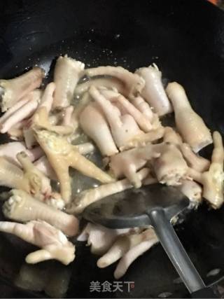红烧鸡爪的做法步骤：3
