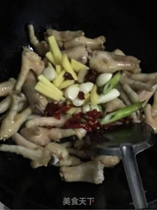 红烧鸡爪的做法步骤：4