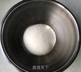 扭扭花朵肉松包的做法步骤：1