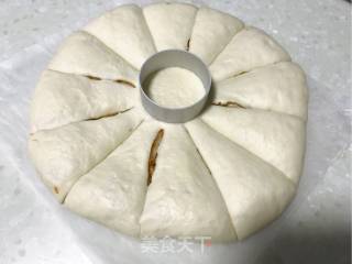 扭扭花朵肉松包的做法步骤：6