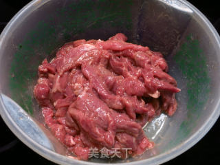 干锅牛肉芹菜的做法步骤：1