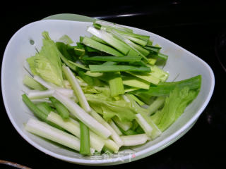 干锅牛肉芹菜的做法步骤：2