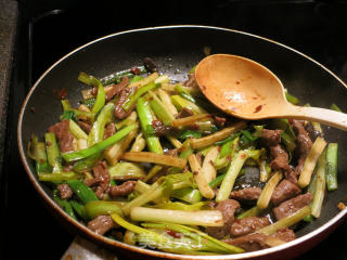 干锅牛肉芹菜的做法步骤：5