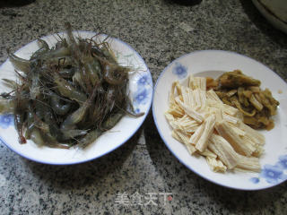 榨菜丝腐竹炒河虾的做法步骤：1